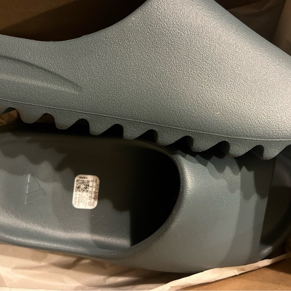 Authentic adidas Yeezy Slide Slate Marine brand new size 8 - Picture 2 of 5